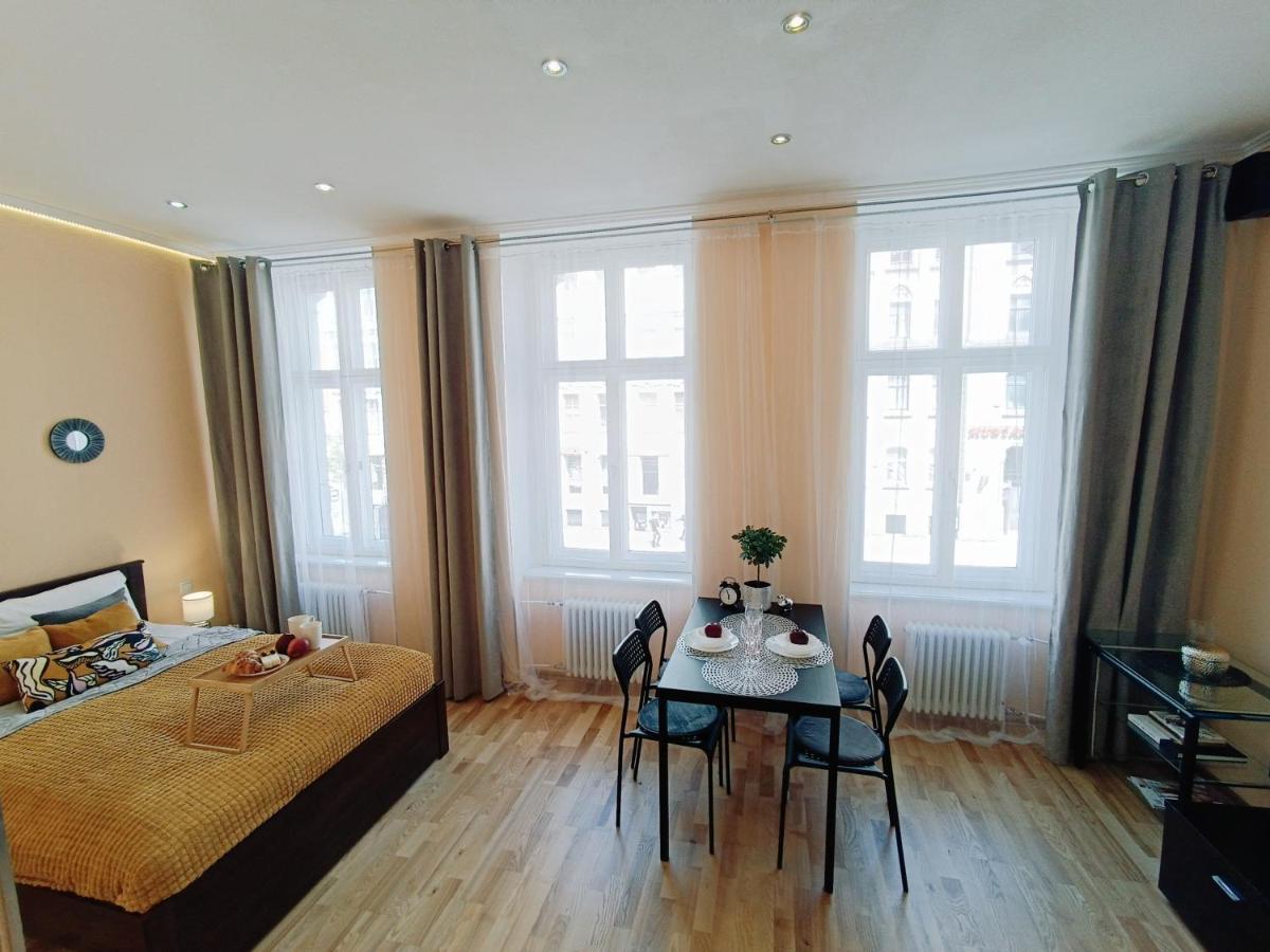Centrally Located Studio Apartment Riga Exterior photo